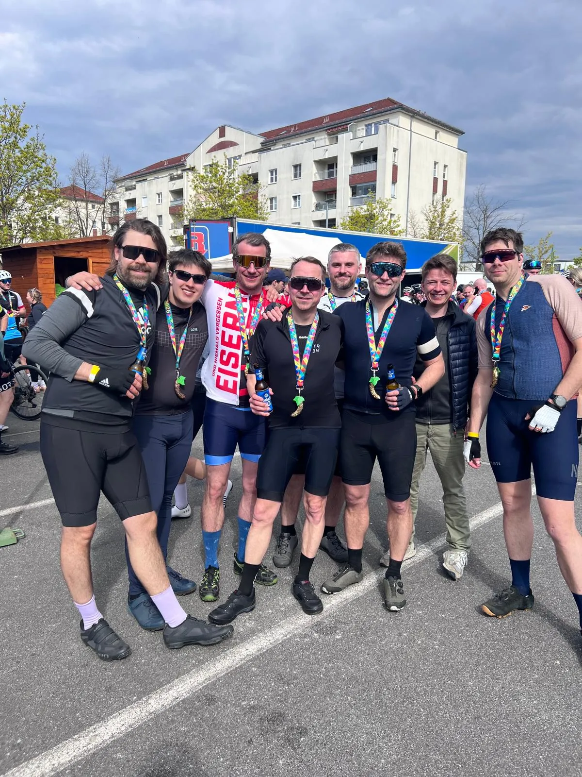 Die Truppe nach einem gemeinsamen Radrennen, alle mit Finisher-Medaille